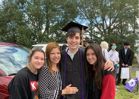 Em meio a briga na Justiça, filho de Gugu se forma e posa com a mãe nos EUA