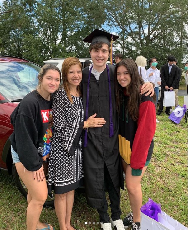 Em meio a briga na Justiça, filho de Gugu se forma e posa com a mãe nos EUA