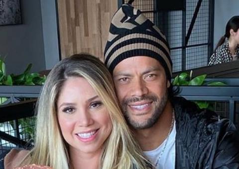 Hulk Paraíba posa com namorada sarada em dia de academia