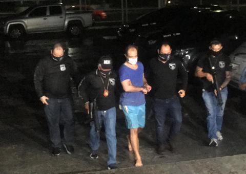 Suspeito de assassinar Miss chega a Manaus e é levado à delegacia; Veja vídeo