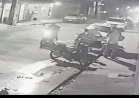 Entregador de lanches é assaltado por dupla em frente a igreja em Manaus