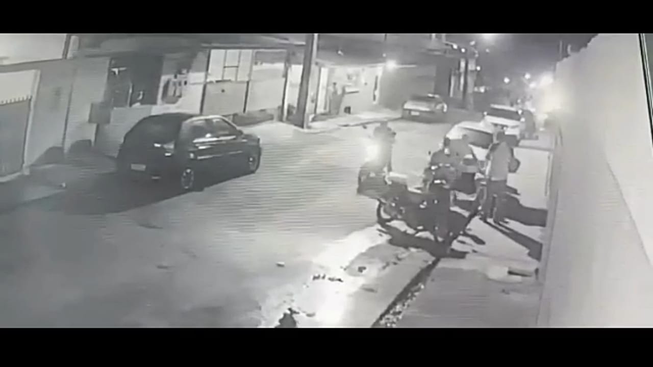 Entregador de lanches é assaltado por dupla em frente a igreja em Manaus