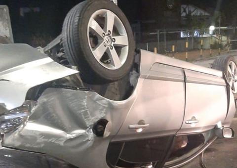 Em Manaus, motorista fica ferido após carro capotar violentamente em avenida