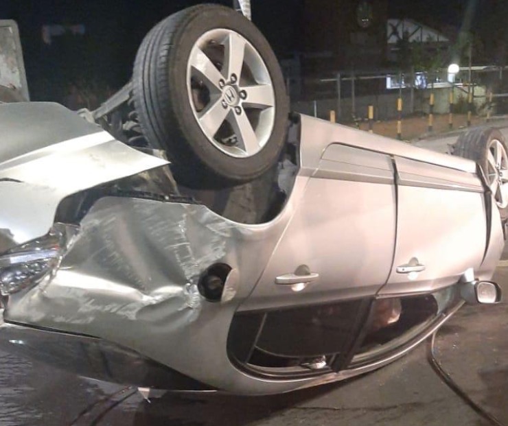 Em Manaus, motorista fica ferido após carro capotar violentamente em avenida