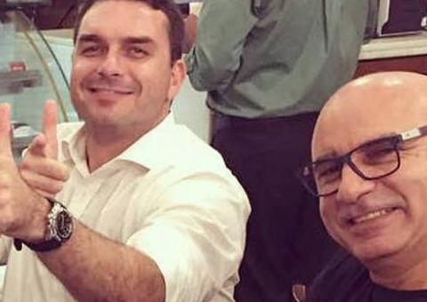 Flávio Bolsonaro rebate acusação de que foi informado por delegado da PF sobre operação que expôs Queiroz