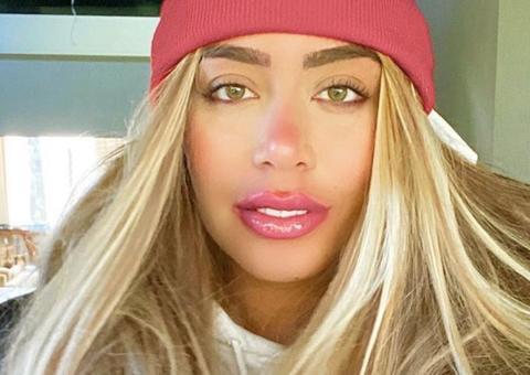 Ex de Gabigol, irmã de Neymar posa sem sutiã com seios fartos em destaque