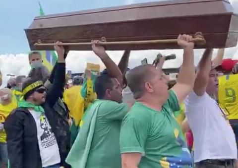 Apoiadores de Bolsonaro carregam caixão em manifestação com presença de presidente e ministros