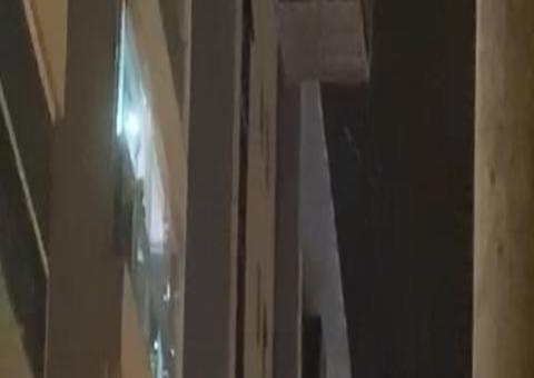 Mulher sobe em guindaste para pedir perdão a ex-namorada e vídeo viraliza