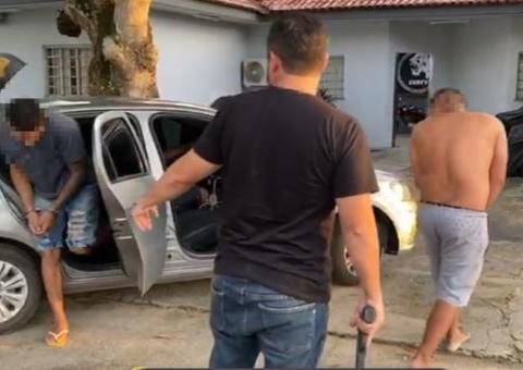 Dupla é presa suspeita de roubar carros e mais de US$ 20 mil de empresário em Manaus