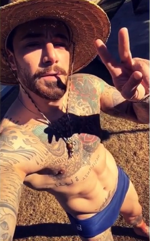 Felipe Titto posa de sunga e volume chama atenção de fãs: 'nem guindaste'