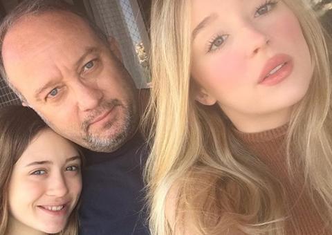 Após desentendimento, pai de Duda Reis posta foto com filhas e atriz se declara: 'te amo, pai'