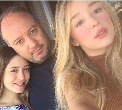 Após desentendimento, pai de Duda Reis posta foto com filhas e atriz se declara: 'te amo, pai'