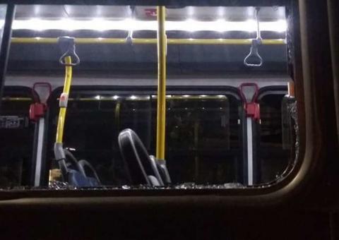 Homem apedreja ônibus ao ser barrado sem máscara de proteção