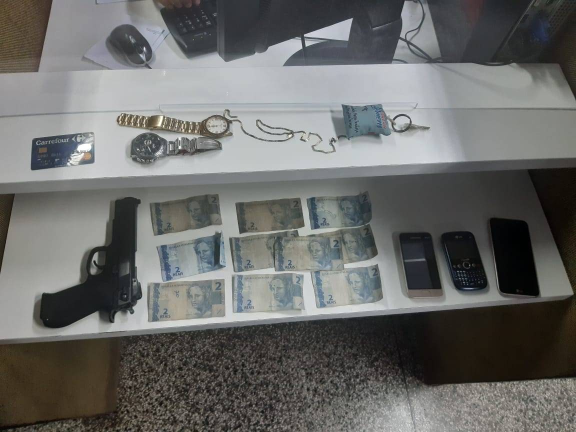 Trio é detido após roubar motorista de aplicativo com arma falsa em Manaus 