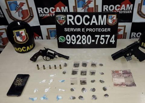 Dupla é presa com arma e drogas m rua de Manaus 