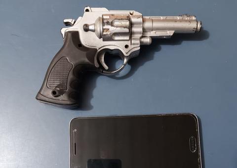 Homem é preso após roubar pedestre com simulacro de arma de fogo no Amazonas 