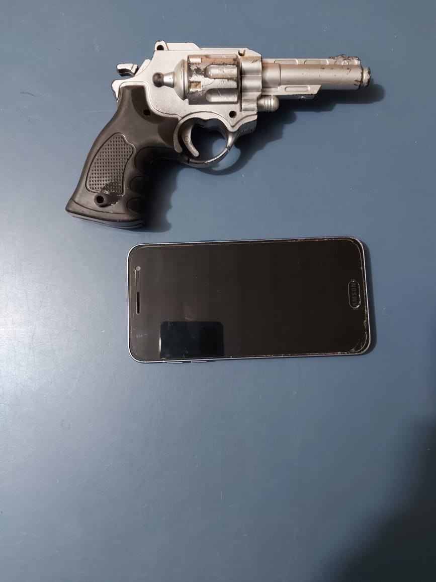 Homem é preso após roubar pedestre com simulacro de arma de fogo no Amazonas 