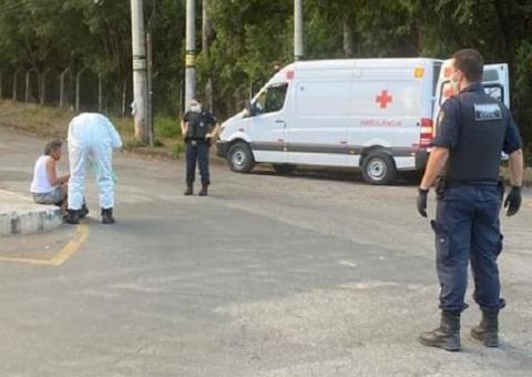 Mulher com Covid-19 foge de hospital após pular janela 