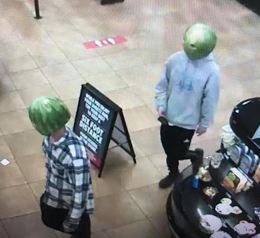 Assaltantes usam melancia como máscara durante roubo; Veja 