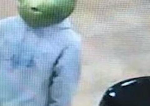 Assaltantes usam melancia como máscara durante roubo; Veja 