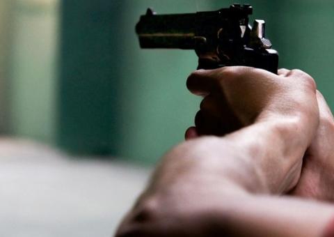 Homem é morto a tiros no pátio de sua casa no Amazonas 