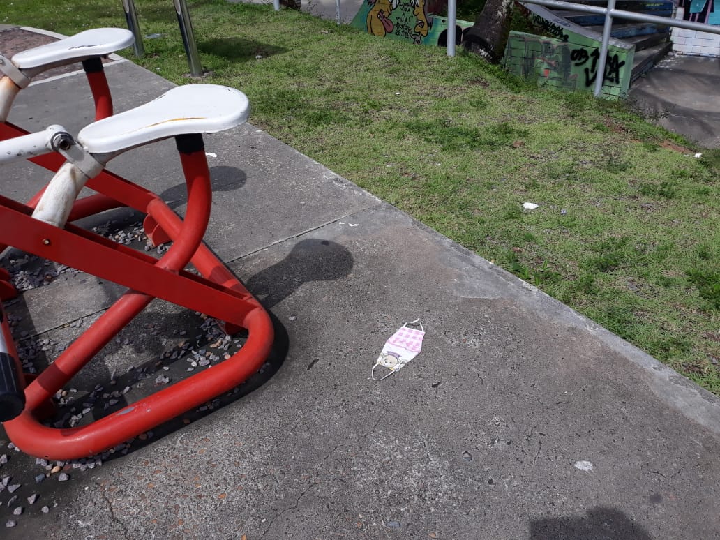 Máscaras de proteção são encontradas jogadas no chão e Prefeitura de Manaus alerta sobre descarte