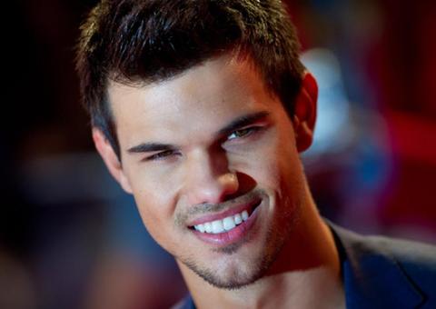 Ator Taylor Lautner vende suas roupas para ajudar no combate ao coronavírus