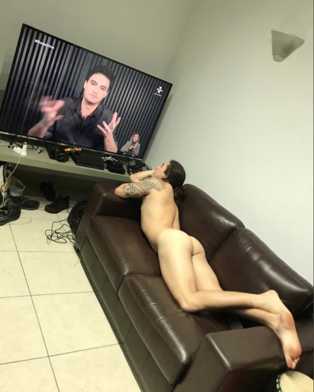 Whindersson Nunes choca ao postar foto nu assistindo entrevista de Felipe Neto 