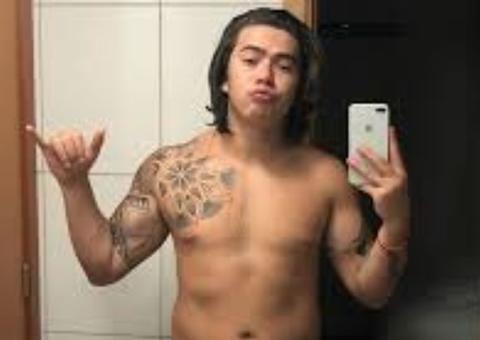 Whindersson Nunes choca ao postar foto nu assistindo entrevista de Felipe Neto 