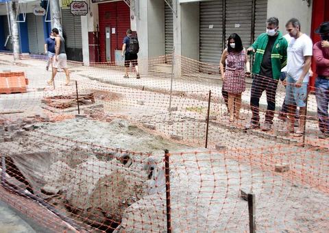 Risco de desabamento leva a desocupação de prédios no centro de Manaus