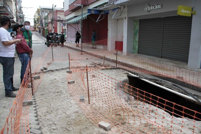 Risco de desabamento leva a desocupação de prédios no centro de Manaus