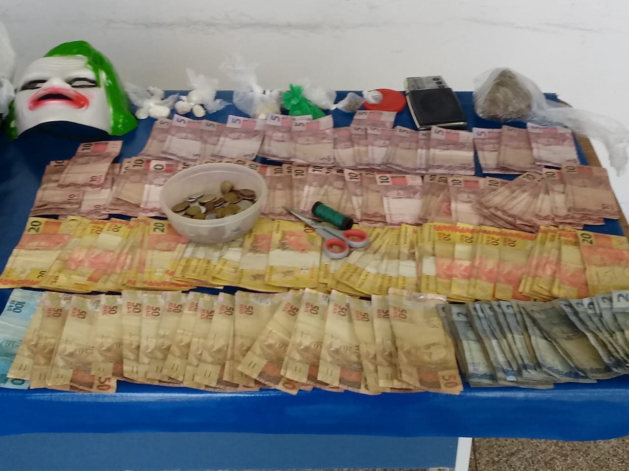 Jovem é preso com dinheiro e drogas no Amazonas 