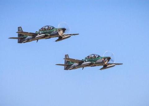 FAB intercepta avião transportando drogas em voo irregular sobre o Amazonas