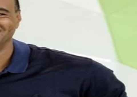 Ao vivo, Denílson tira a roupa após cumprir aposta no 'Jogo Aberto'