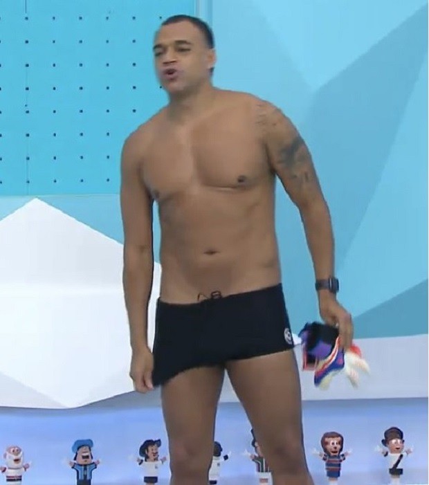 Ao vivo, Denílson tira a roupa após cumprir aposta no 'Jogo Aberto'