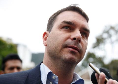 Flávio Bolsonaro repassou R$ 500 mil do fundo público partidário a advogado investigado no caso Queiroz