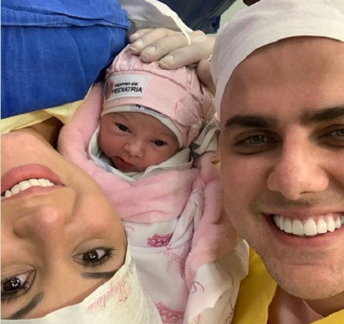 Sertanejo Zé Neto, da dupla com Cristiano, comemora o nascimento da filha