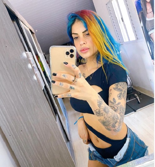Com zíper aberto, Tati Zaqui esbanja sensualidade ao abaixar short em foto