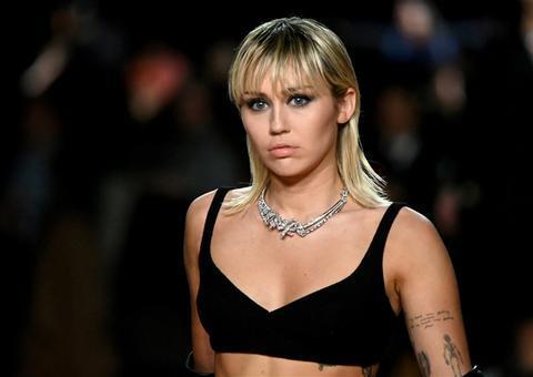 Durante quarentena, Miley Cyrus corta próprio cabelo em casa e fica surpresa com resultado