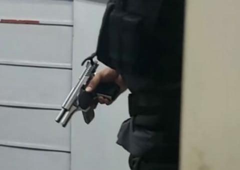 Em Manaus, homem surta e armado ameaça executar vizinhos no meio da rua