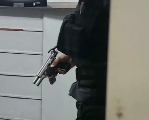 Em Manaus, homem surta e armado ameaça executar vizinhos no meio da rua