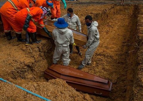Com 13 mortes confirmadas por Covid-19, Manaus teve 67 enterros na terça-feira