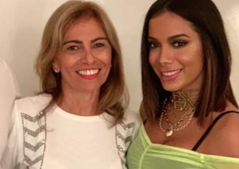 Mãe de Anitta deixa mansão por não concordar com vida sexual à três da filha, diz Leo Dias