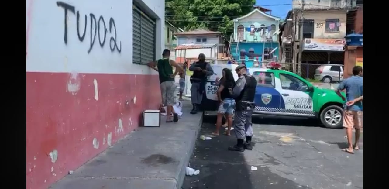 Morador de rua é morto a facadas e tem vísceras expostas em Manaus 