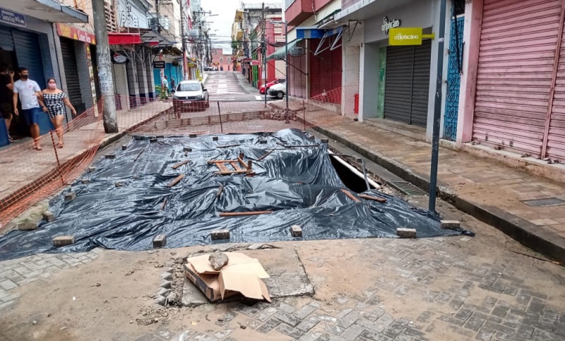 Após erosão, prédios no Centro de Manaus apresentam risco de desabamento