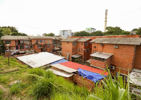 Casas irregulares em área do Prosamim são demolidas em Manaus 