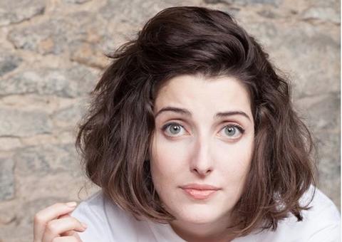 Clarice Falcão mostra vibrador caríssimo ao falar sobre sexo na quarentena 