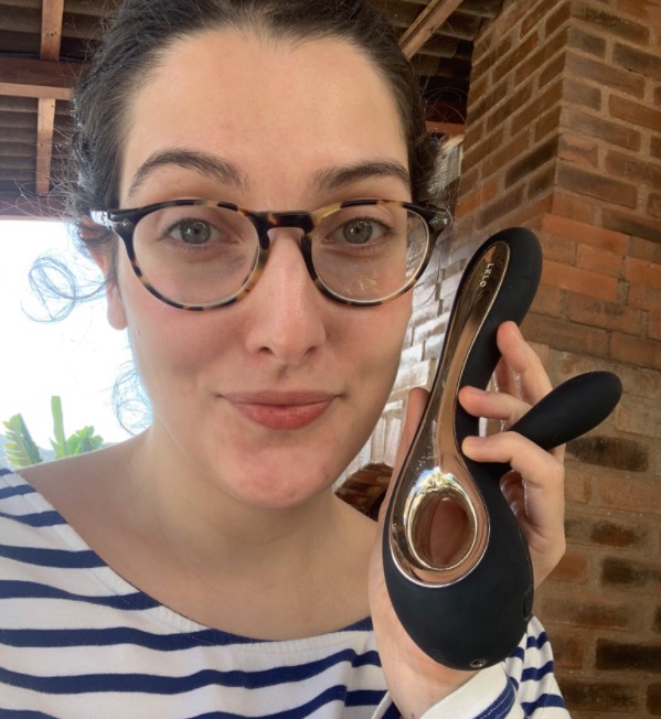 Clarice Falcão mostra vibrador caríssimo ao falar sobre sexo na quarentena 