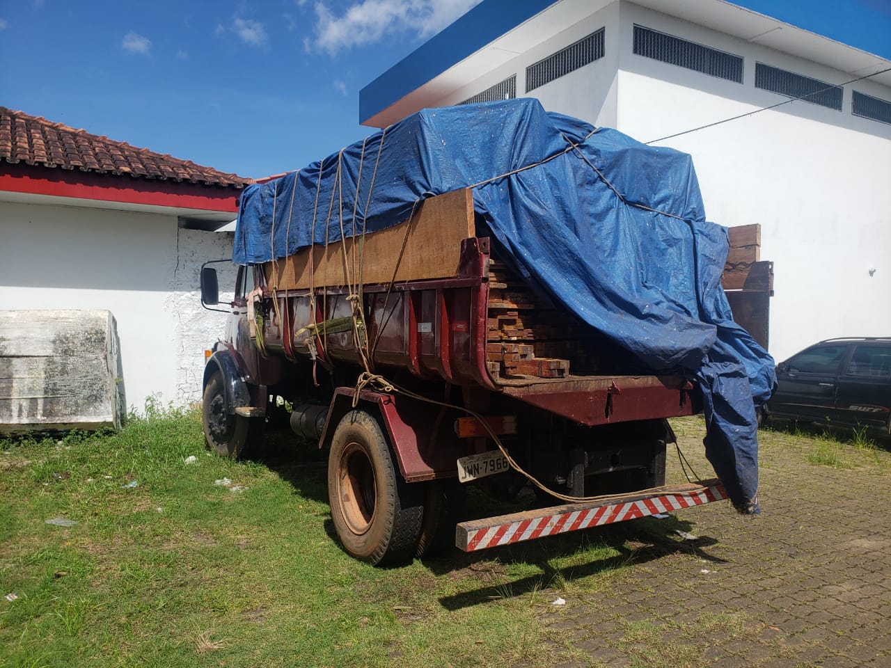 Dupla é presa e caminhões com madeira ilegal são apreendidos no Amazonas 