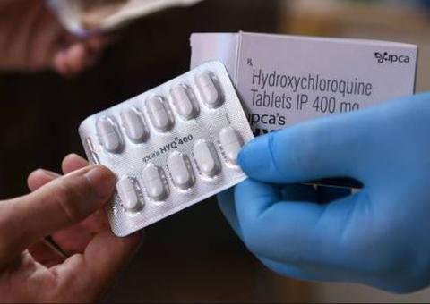 Bolsonaristas criam 'corrente do bem' e se medicam com cloroquina, azitromicina e antipulgas